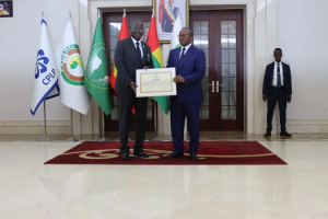 Intégration sous régionale : Une “médaille nationale du mérite” décernée au président de l&#039;UEMOA Abdoulaye Diop en Guinée-Bissau