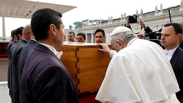 Réligion: Faure Gnassingbé parmi les dizaines de milliers de fidèles aux funérailles de Benoît XVI
